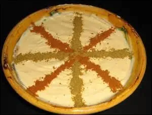 Si l'on vous sert un houmous : pois chiches et zitouni, c'est qu'il contient forcément des -----.