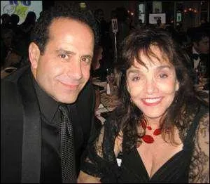 La vraie femme de Tony Shalhoub (celui qui joue Monk), a joué des petits rôles dans la série, comme hôtesse de l'air ou encore shérif. Quel est son vrai nom ?