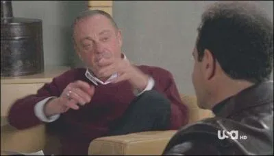 Dans la série, de quoi meurt le Dr. Kroger ?