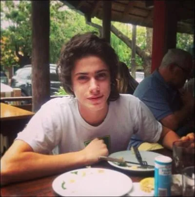 Comment s'appelle le frère de Martine Stoessel en réalité ?