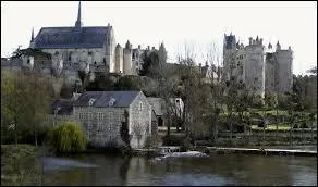 Ville des Pays-de-la-Loire, dans le Saumurois, Montreuil-Bellay se situe dans le département ...
