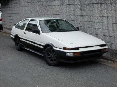 La Toyota Trueno Gt Apex AE86 a été rendue célèbre grâce au manga "Initial D". 
C'est une bonne base pour construire une voiture de drift.
Quelle est la puissance de son moteur d'origine ?