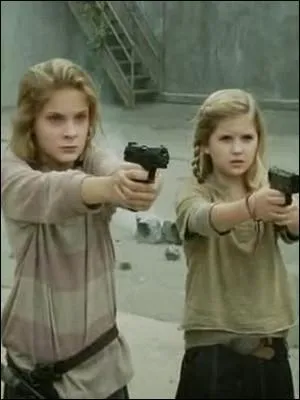 Lors de l'attaque du Gouverneur, de qui Mika et Lizzie sauvent-elle la vie  ?