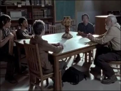 Qui ne fait pas partie du Conseil qui dirige désormais le groupe des survivants à la prison  ?