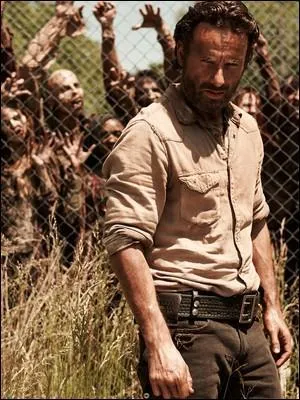 Qui aide Rick a empêcher que les clôtures de la prison ne cèdent sous le poids des dizaines de Rôdeurs  ?