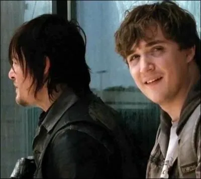 La statut de Daryl dans le groupe a grandement évolué depuis le début de la série, il est désormais une « star ». Quel personnage cherche en vain à en savoir plus sur son passé  ?