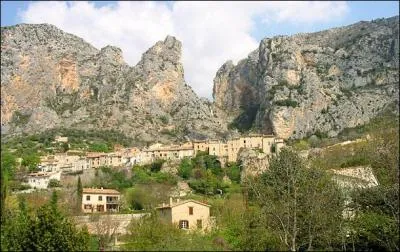 Rendons nous enfin au village de Moustiers-Sainte-Marie situé dans un cadre enchanteur, ce village connu du monde entier pour ses poteries est situé dans le département :