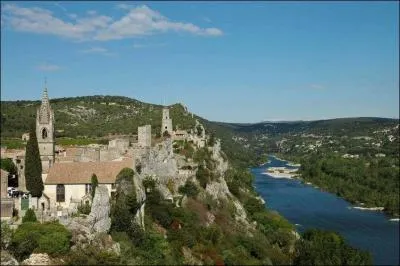 Quel est ce sublime village du Gard, forteresse perchée sur une falaise surplombant les gorges de l'Ardèche et où vous pourrez visiter un ancien moulin à huile ?