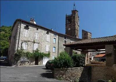 Nous voici maintenant à Blesle en Haute-Loire situé au creux d'une étroite vallée où se niche l'intéressante église abbatiale Saint-Pierre, quel étonnant musée pourrons nous aussi y découvrir ?
