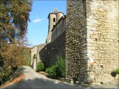 Poursuivons par une visite de Camon qui renferme dans sa ceinture de remparts une ancienne abbaye-forteresse, dans quel département sommes-nous maintenant ?