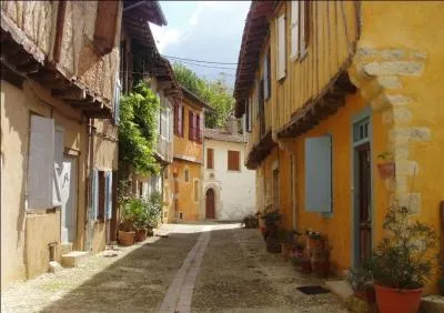 Dans quel département est situé le village de Sarrant encerclant son église Saint-Vincent et où en août vous aurez le plaisir d'assister à un festival médiéval ?