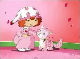Comment s'appelle le petit chat rose de Charlotte aux fraises dans le dessin animé du même nom ?
