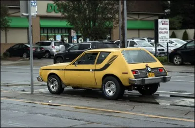 Elle conduit une AMC Gremlin jaune...