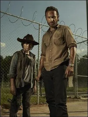 Après la chute de la prison, lequel des deux est très grièvement blessé et comateux, au point de rester cloué dans un canapé miteux sans pouvoir en bouger ?