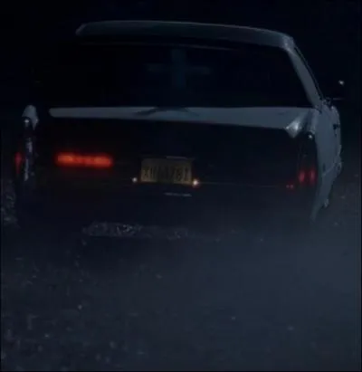 Daryl est impuissant face à l'enlèvement de Beth. Quel signe se trouve sur la voiture dans laquelle elle a disparu ?