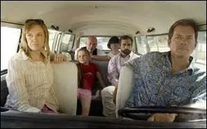 Quel est le titre d'un film américain sorti en 2006 racontant l'histoire d'une petite fille issue d'une famille atypique qui se voit sélectionnée, contre toute attente, pour participer à un concours de beauté ?