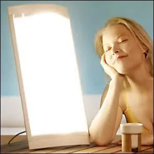 Quel type de thérapie, préconisée notamment dans des cas de dépression, consiste à exposer le patient à une source de lumière blanche ?