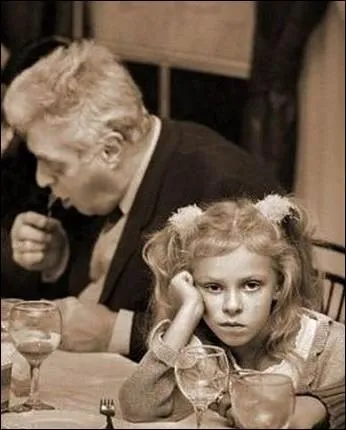 Ne met pas tes coudes sur la table !