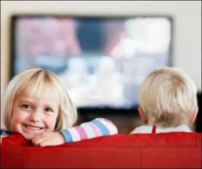 Je ne regarde jamais la télévision le week-end.
