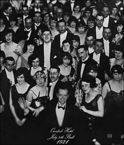 Un autre personnage coiffe ses cheveux façon écolier de 1940, lequel ?