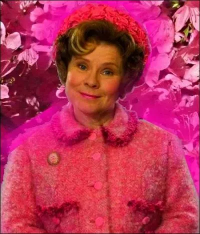 Avec son nud de velours dans les cheveux, et tout le reste, à quoi ressemble Ombrage ?