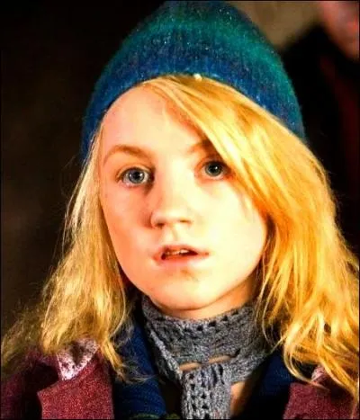 Comment sont les cheveux de Luna, la première fois qu'Harry et sa bande la rencontre ?