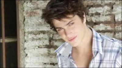 Comment s'appelle-t-il (elle) ?