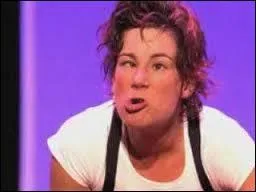 Vous avez pu la voir récemment dans "Vendredi tout est permis". Quelle humoriste belge maîtrise l'imitation du gorille et du crapaud à la perfection ?