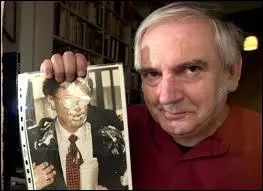 Gloup ! Gloup ! Bill Gates fait partie de ses trophées... Qui vient d'entarter BHL pour la huitième fois ?