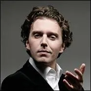 Il présente la revue de presse dans l'émission "Un soir à la Tour Eiffel" depuis février 2015. Qui est cet humoriste qui a réussi des études d'ingénieur et de journalisme ?