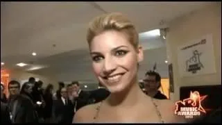 Avec quel humoriste remet-elle un prix au NMA ?