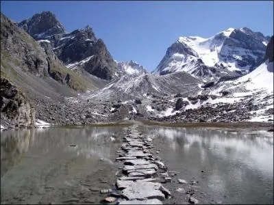 Dans quel massif français le "lac des Vaches" se situe-t-il ?
