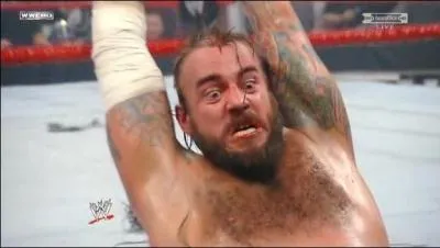 Lequel de ces catcheurs a rasé le crâne de CM Punk ?