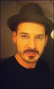 Comment s'appelle le frère de M. Pokora ?