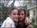 Avec qui Léa pose-t-elle sur la photo ?