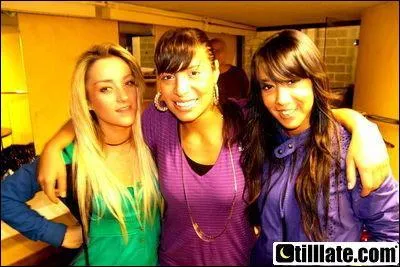 Avec La se trouve-t-elle sur la photo ?