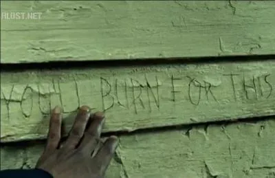 Qui découvre les marques d'ongles et les inscriptions rageuses sur les volets et les murs de l'église ?