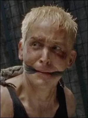 Alors que ses amis sont sur le point d'être égorgés par les gardes du mystérieux complexe, Rick retrouve un des personnages qu'il avait rencontré en dehors de la prison, en compagnie de Carol. De qui s'agit-il ?