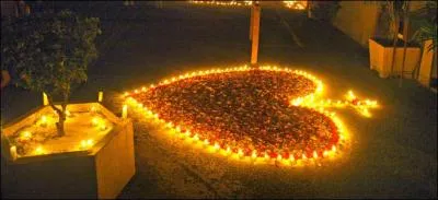 Cette soirée est une procession dans le village qui est orné de dessins enflammés pour l'occasion.
Mais quel est le rapport avec les limaces ?