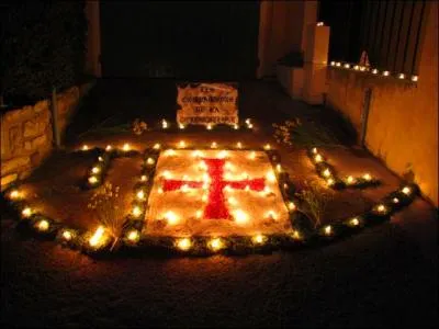 Du fait de sa genèse les illustrations religieuses sont nombreuses mais au fil des années des illustrations laïques ont pris part à la fête. 
Qui se charge de faire ces illustrations ?