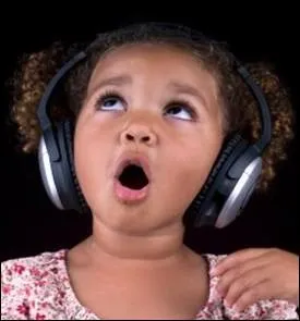 Laquelle de ces phrases correspond LE MOINS au contraire de celle-ci ?
"Elle ne chante jamais."