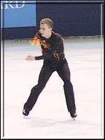 Son départ est en carre dedans arrière, sans piqué de l'autre pied. La jambe libre est écartée au départ du saut et ne doit pas servir d'appui au moment du saut. Quel est ce saut ?