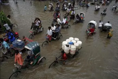 La petite ville de Dacca est souvent victime de deux sortes de catastrophes naturelles : les inondations et...