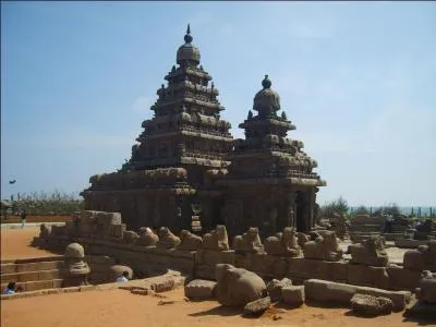 Pourquoi ne pas commencer par la mythique cité de Mahâballipuram ? Dans cette minuscule cité auraient été retrouvées des ruines sous-marines âgées de plus de 5 000 ans ! Dès que l'on évoque une ville engloutie par les eaux puis remontée à la surface, vous pensez tous à la célèbre cité de :