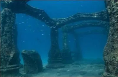 Connaissez-vous la ville de Port Royal, qui fut le si&egrave;ge de l'ensemble du gouvernement britannique en Jama&iuml;que ? Cette ville a &eacute;t&eacute; victime d'une catastrophe naturelle le 7 juin 1962. Cette derni&egrave;re am&egrave;ne l'eau &agrave; recouvrir plus de la moiti&eacute; de la ville. Actuellement, il n'est pas possible de visiter certaines fortifications de la ville sans se mouiller. De quelle catastrophe s'agissait-il ?