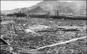 L'homme est &agrave; l'origine de la destruction de cette ville, en 1945. Elle fut la premi&egrave;re ville victime d'un bombardement atomique, ce qui entra&icirc;nera la capitulation du Japon &agrave; la fin de la Seconde Guerre mondiale. Cette capitulation fut tout de m&ecirc;me attendue : combien de villes ont connu la bombe atomique avant la fin de la guerre ?