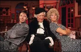 Il est mort le 23 janvier 2015 à Fréjus à l'âge de 82 ans. Quel humoriste se cachait sous les traits de Madame Gertrude (au centre de la photo) ?