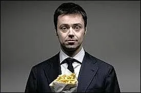 Il commence à se faire un nom, notamment avec ses imitations improbables : le nazi manchot, le pédophile avare et le raciste daltonien. Qui se fait appeler Walter quand il monte sur scène ?