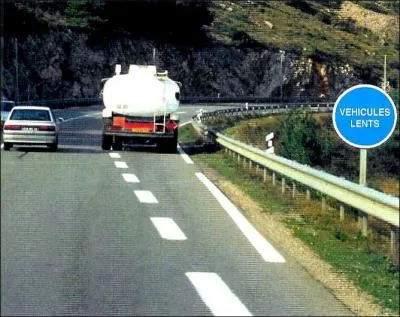 La voie pour véhicules lents est réservée...