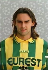 25 sélections en équipe de France, avec aussi un petit tour à Marseille et Parme ; il s'agit de ...